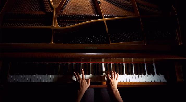 Photographie en plongée radicale d'un vieux piano de la marque Whispsaw