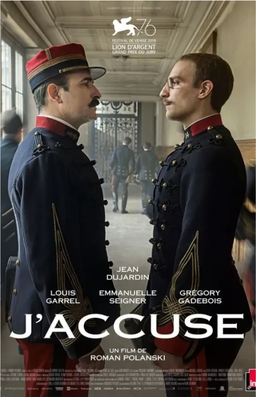 deux hommes en uniforme militaire, un regardant l'autre, affiche du film j'accuse