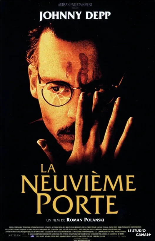 un homme dans un fond noir avec des flammes, affiche du film la neuvième porte