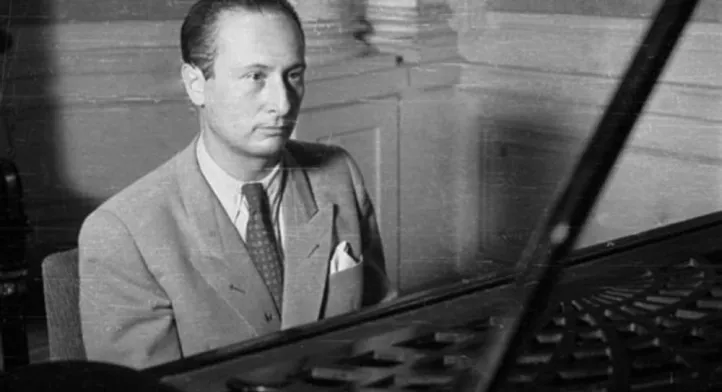 photographie en noir et blanc d'un homme élégant devant son piano : compositeur Władysław Szpilman