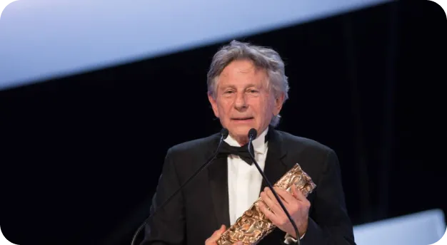 roman polanski tient un trophé au festival de Cannes